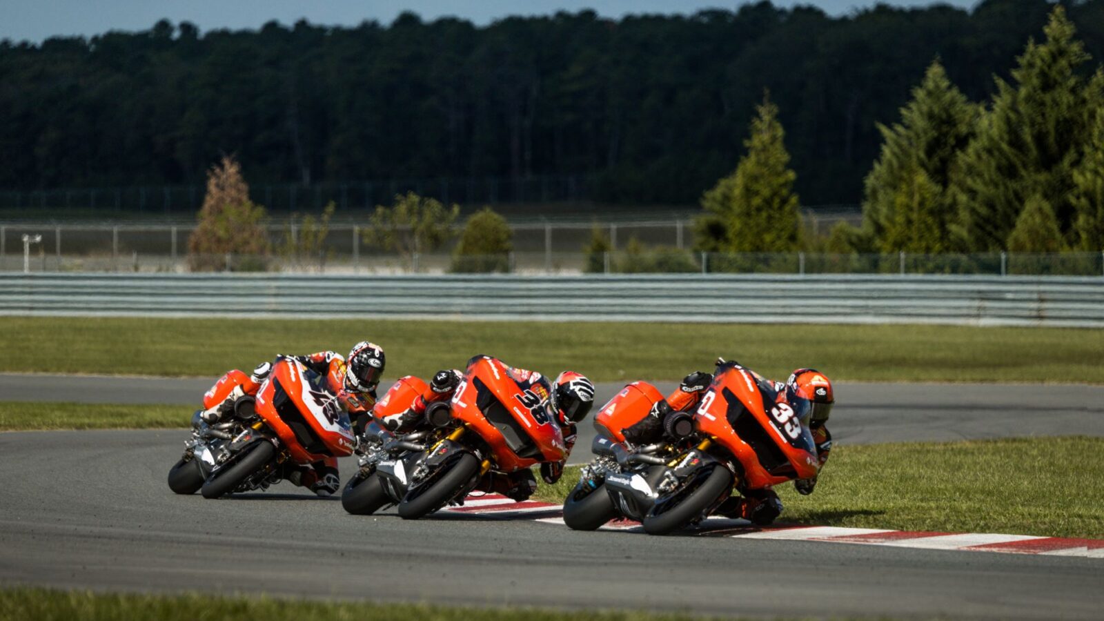 Dunlop official tire supplier of Harley-Davidson Bagger World Cup 04 Dunlop official tire supplier of Harley-Davidson Bagger World Cup 04